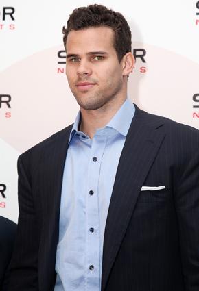 تعرّف إلى حبيبة كريس الجديدة... شبيهة كيم!